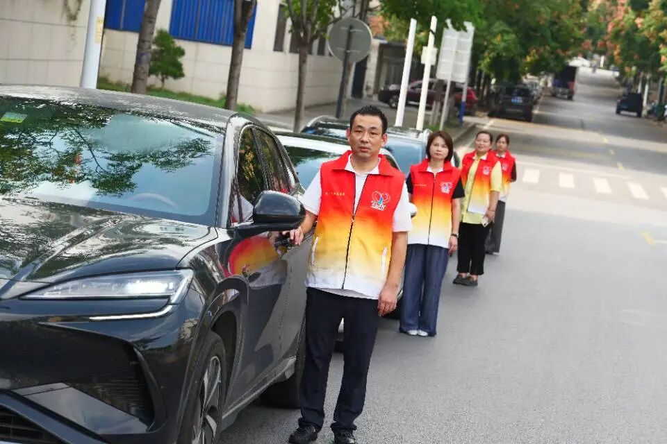 黄冈日报报道：黄州爱心车队免费护航游客出行