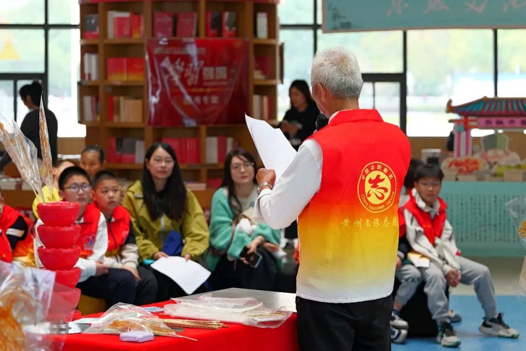 黄州文旅行小小志愿讲解员与非遗糖画有一场甜蜜之约