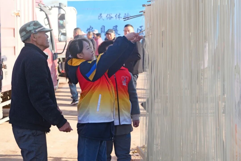 2025年黄州区农民丰收季活动在陶店乡开幕，小小志愿讲解员助力文旅推介