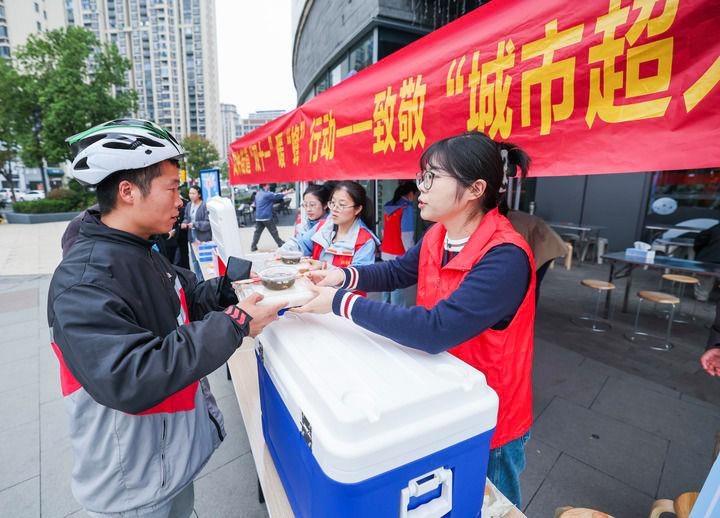 凝心聚力,社工同行——黄冈市小象社会工作服务中心深入学习党的二十届四中全会精神