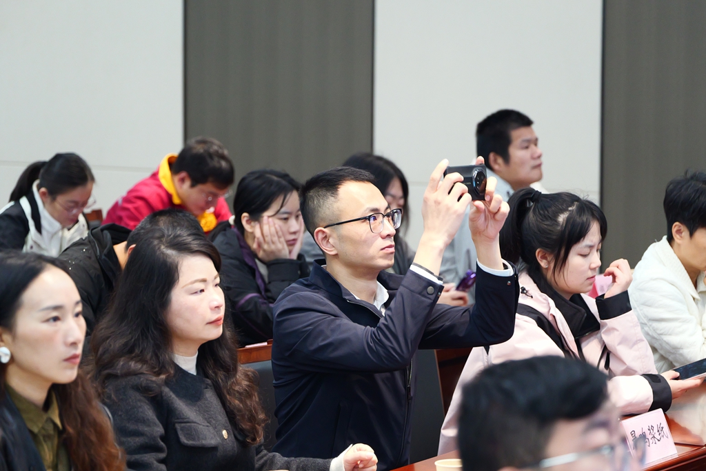 专业社工融入小区治理：激发内生动力与构建协同路径的实践探索