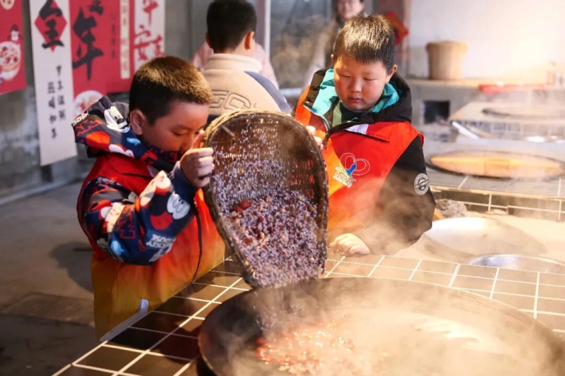 腊八节的“文旅餐”,黄州文旅小小志愿讲解员为市民游客奉上粥和东坡的故事