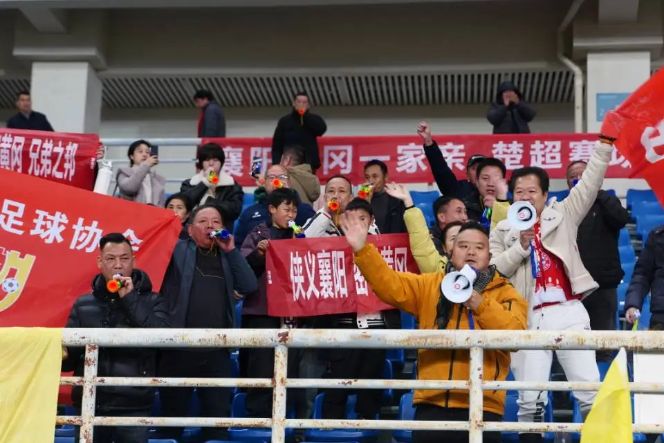 赛场边的“第二主场”：黄州文旅小小志愿讲解员在楚超热身赛上为城市代言